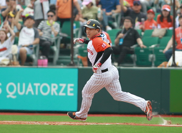 3회 2루주자 정훈선수를 홈으로 불러들이는 손아섭선수의 1타점 적시타